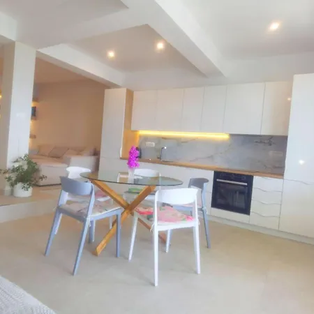 Appartamento With A Sea View No 15, First Row By The Sea, House Ana Duće